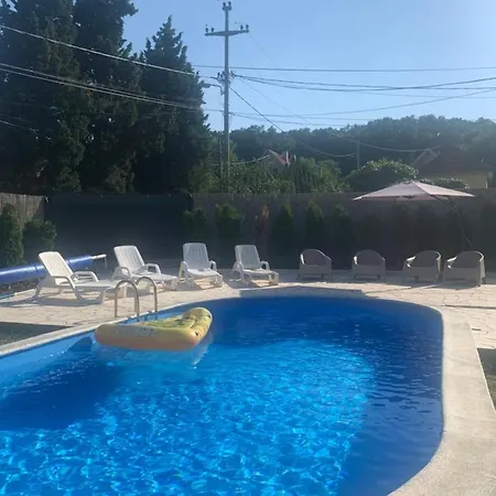 Mika's Poolhouse *