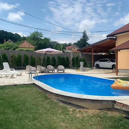 Mika's Poolhouse *