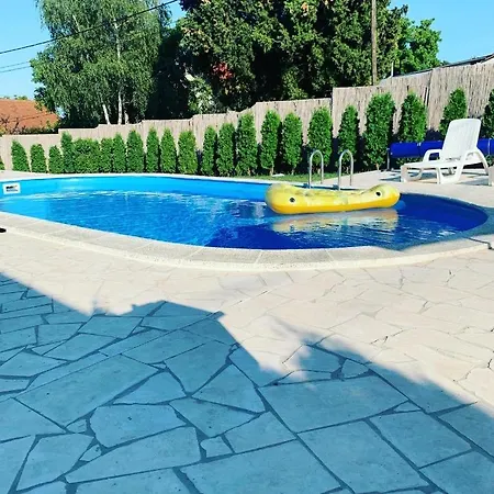 Mika's Poolhouse Ferienhaus Belgrad