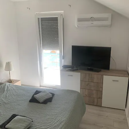 Mika's Poolhouse Ferienhaus Belgrad